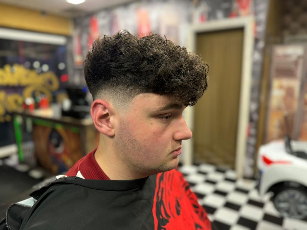 Fade rizado en barbería — MAGNO Men Space Ribadeo